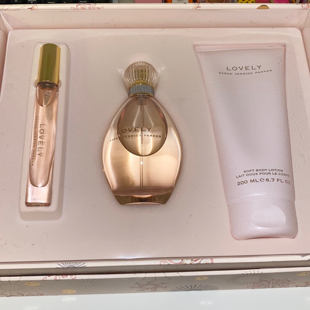 Lovey Sarah Jessica Parker Gift Set - Perfume, Rollerball and Lotion New!